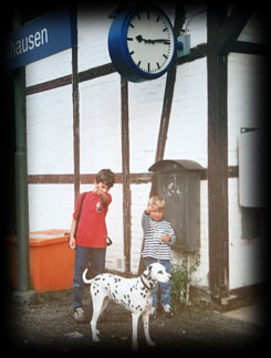 Marcel und Marco am Bahnhof in Heckershausen