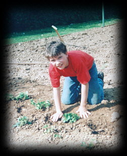 Marcel hilft im Garten