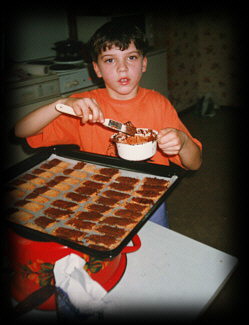 Marcel beim Plätzchen backen 1997