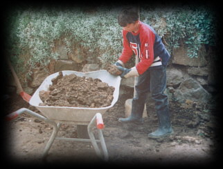 Marcel bei der Gartenarbeit